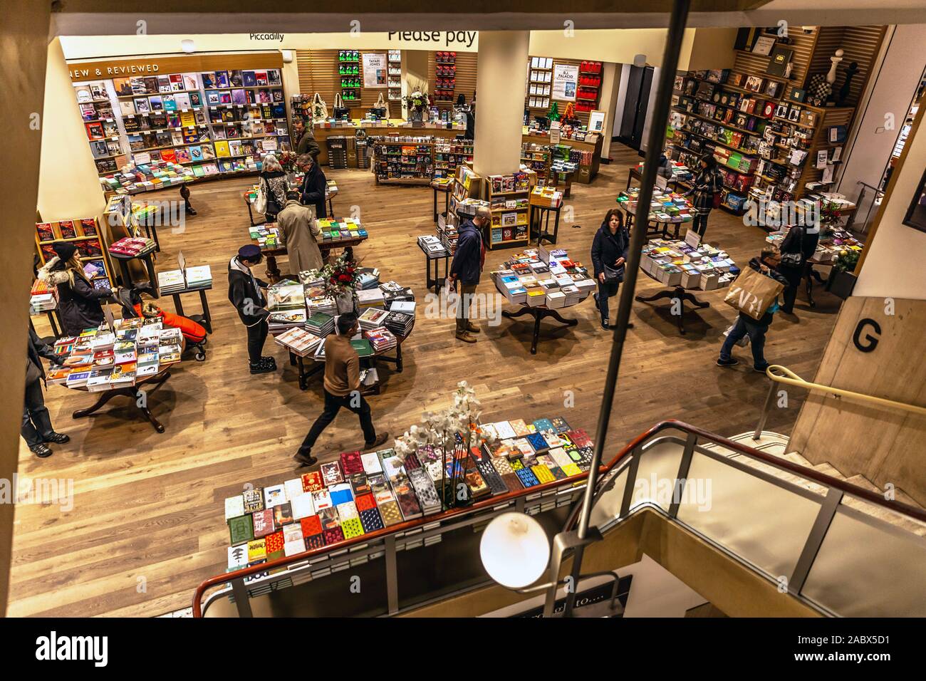 L'intérieur de la librairie Waterstone, Piccadilly, St James's, London, England, UK. Banque D'Images
