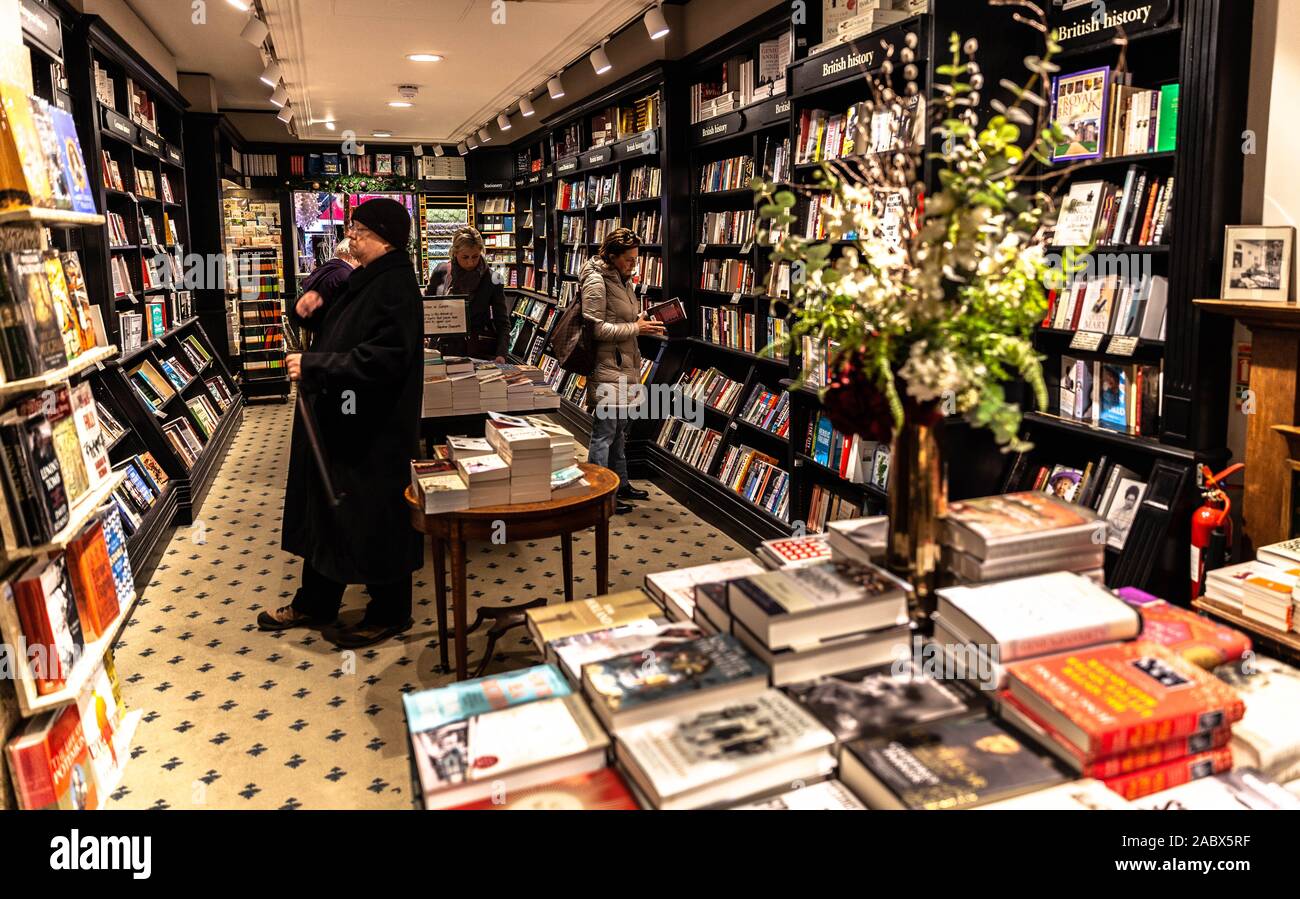Navigation clients livres à Hatchards bookshop, Piccadilly, Londres, Angleterre, Royaume-Uni. Banque D'Images
