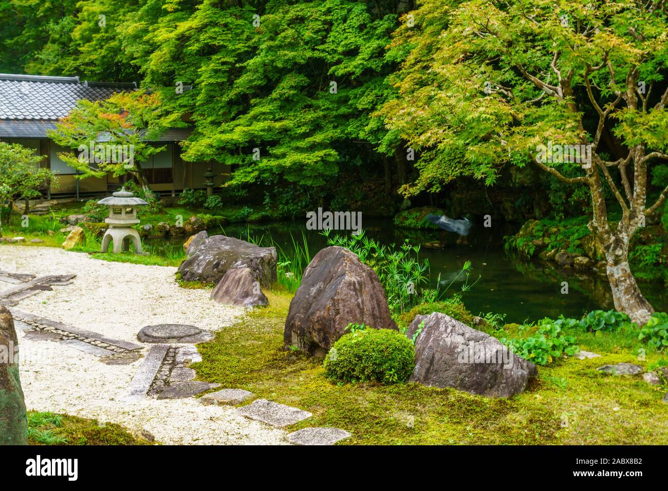 Vue sur Jardin de rock japonais le temple Nanzen-ji, à Kyoto, Japon Banque D'Images