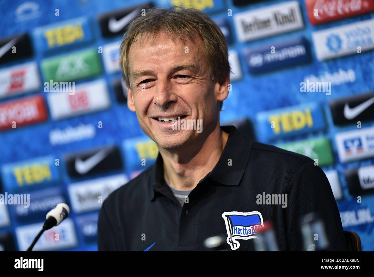 Berlin, Allemagne. 29 Nov, 2019. Jürgen Klinsmann, le nouvel entraîneur du Hertha BSC, prend la parole à la conférence de presse avant le match contre Borussia Dortmund Crédit : Sven Braun/dpa/Alamy Live News Banque D'Images