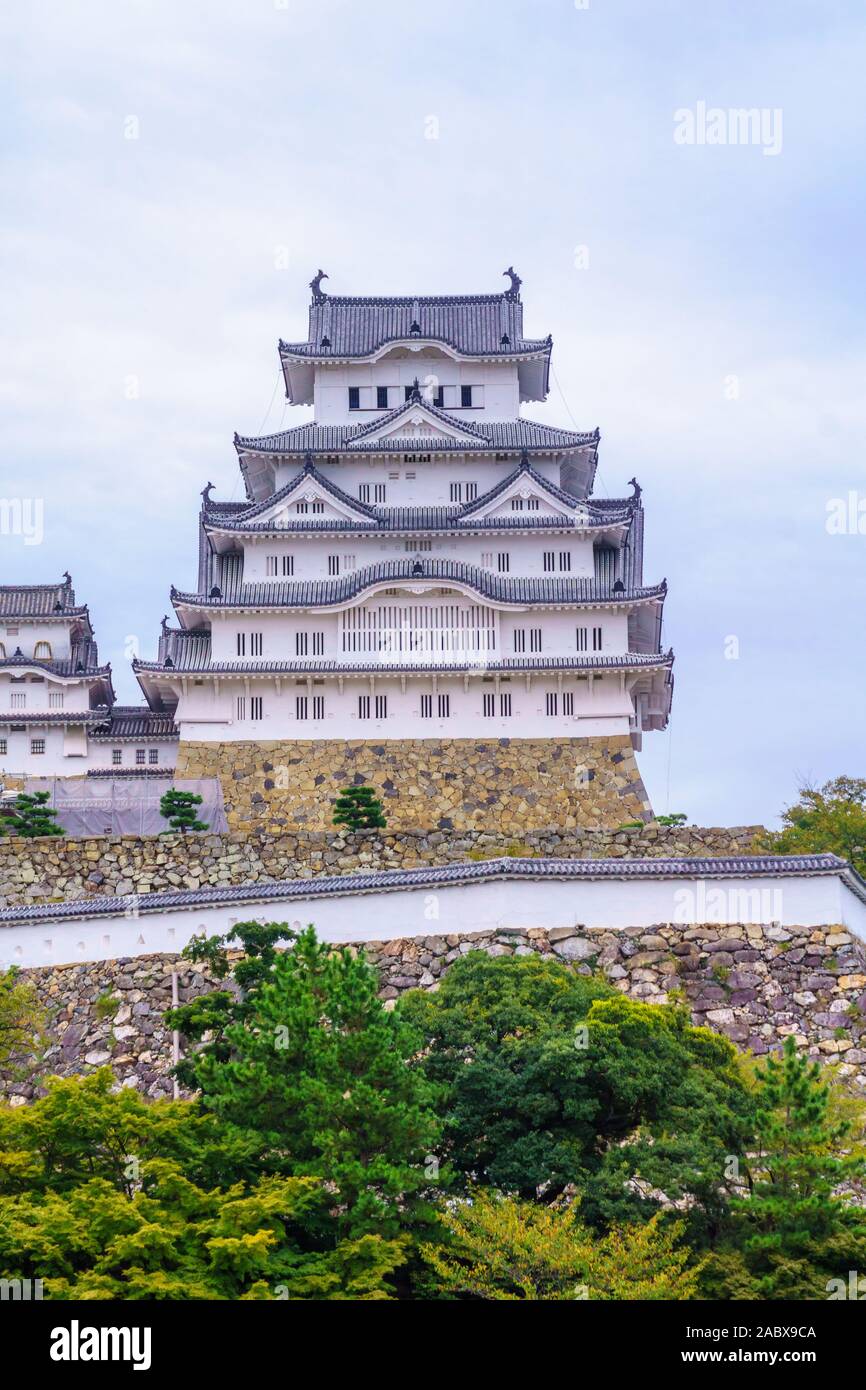 Vue sur le château de Himeji, daté 1333, dans la ville de Himeji, préfecture de Hyogo, Japon Banque D'Images