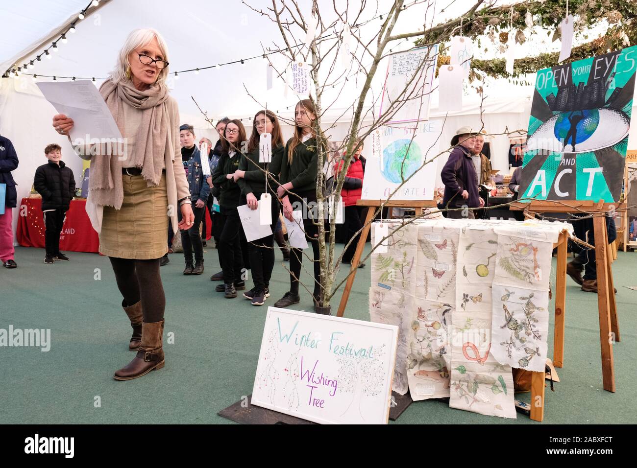 Hay Festival Week-end d'hiver, Hay-on-Wye, Powys, Wales, UK - Vendredi 29 Novembre 2019 - poète Nicola Davies se lit à côté d'un arbre qui souhaitent avec les étudiants dans le cadre de la grève des jeunes pour le climat local - Crédit : Steven Mai/Alamy Live News Banque D'Images