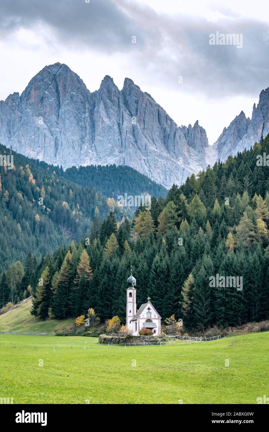 Johann in Saintes - une petite église avec tour d'oignon en face de la Dolomite mountais Geissler massif dans Santa Maddalena, Italie Banque D'Images