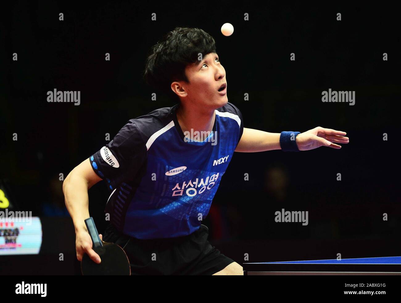 Lee Sang-su de la Corée du Sud sert de Jai Kanak contre USA dans leur masculin match du groupe B au cours de l'ITTF 2019 Coupe du Monde à Chengdu City, Banque D'Images