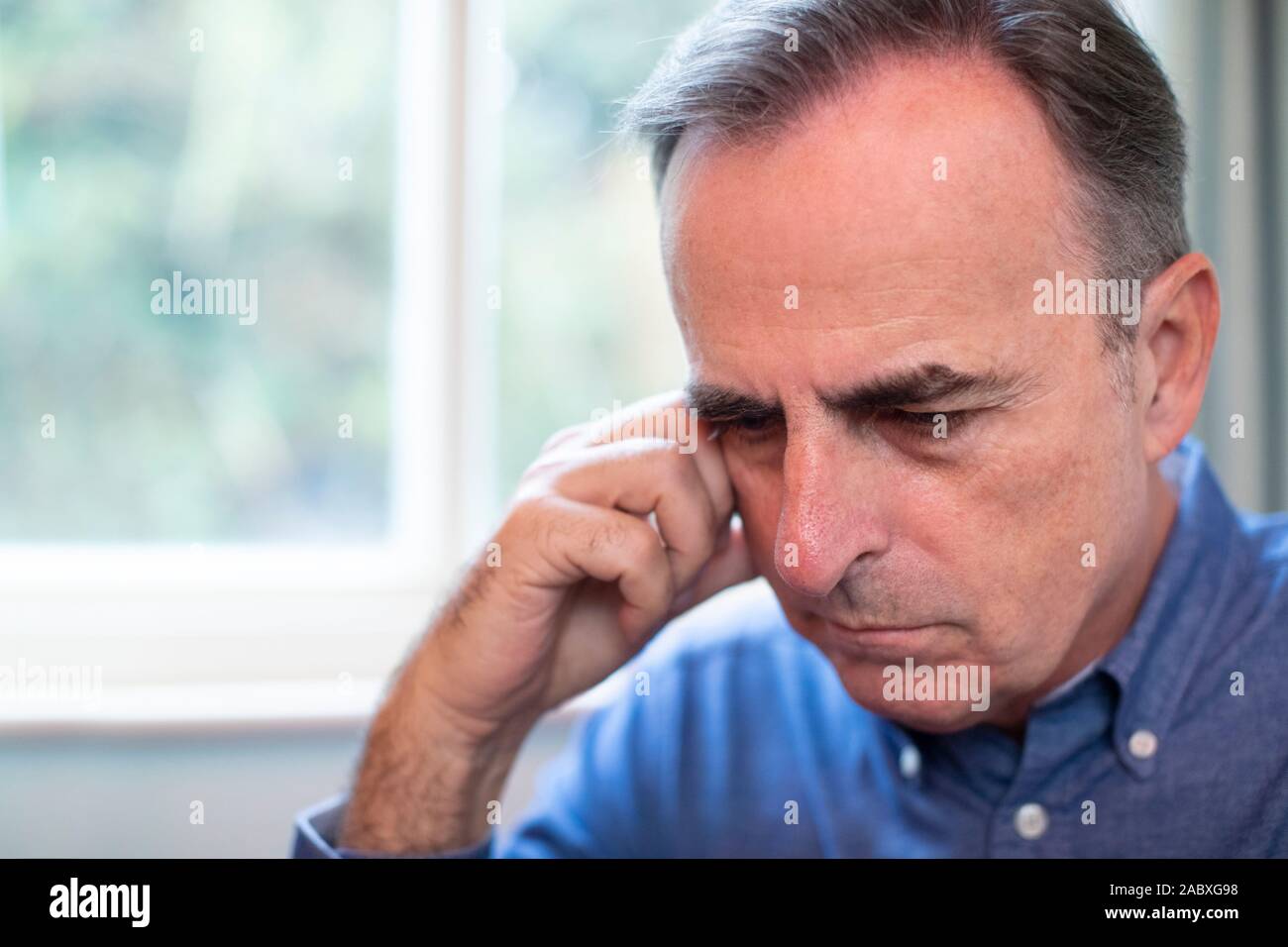 Tête et des épaules de l'homme mûr souffrant de dépression à la maison Banque D'Images