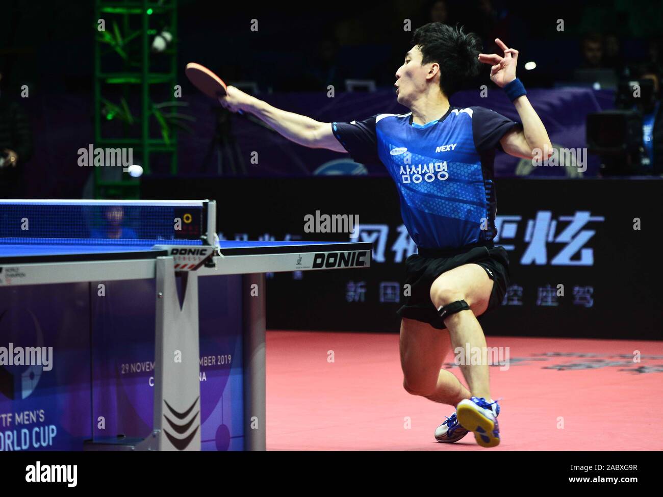 Lee Sang-su de Corée du Sud renvoie une tourné contre Jai Kanak de USA dans leur masculin match du groupe B au cours de l'ITTF 2019 Coupe du Monde à Chengd Banque D'Images