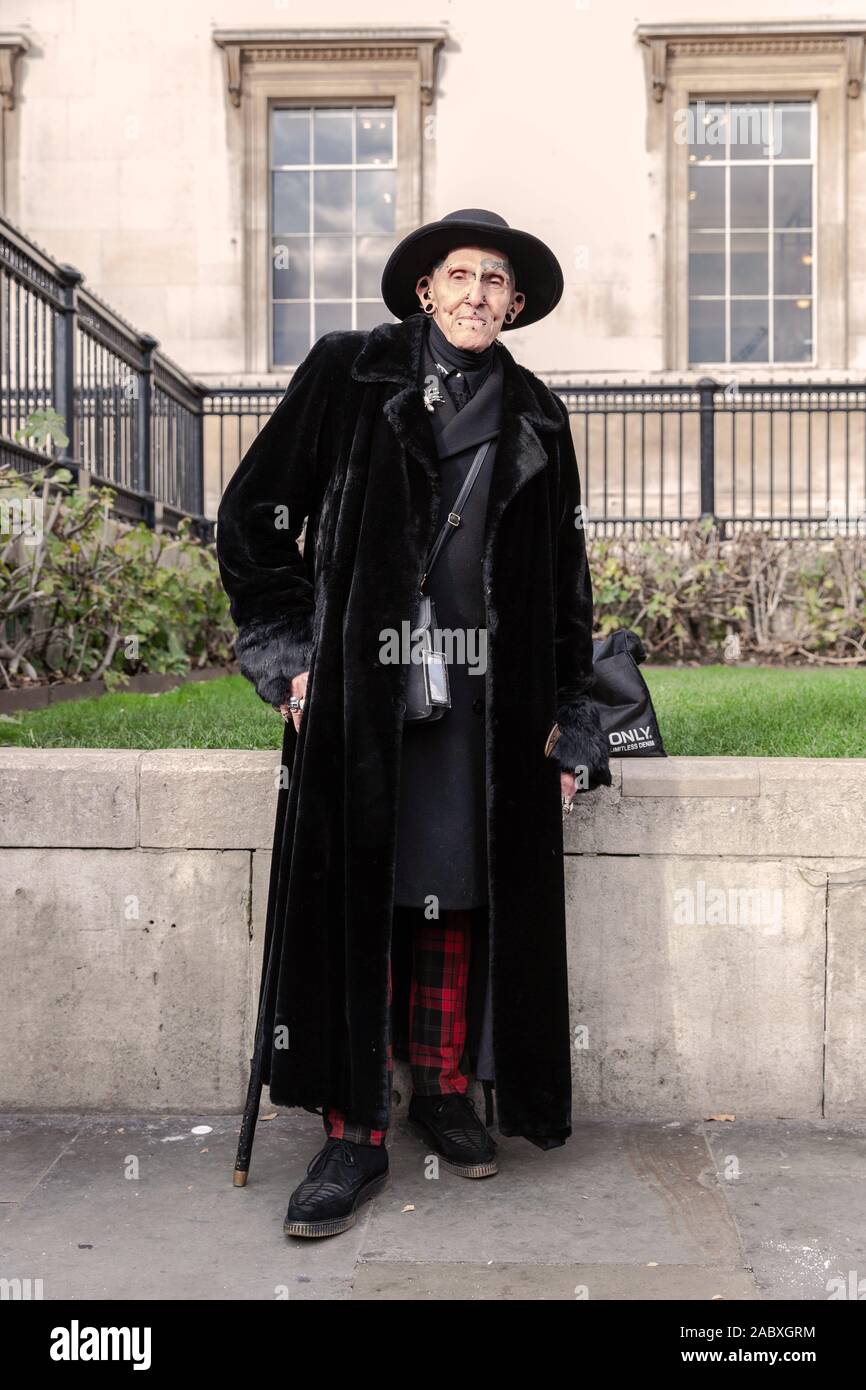 Long manteau de fourrure noir Banque de photographies et d'images à haute  résolution - Alamy