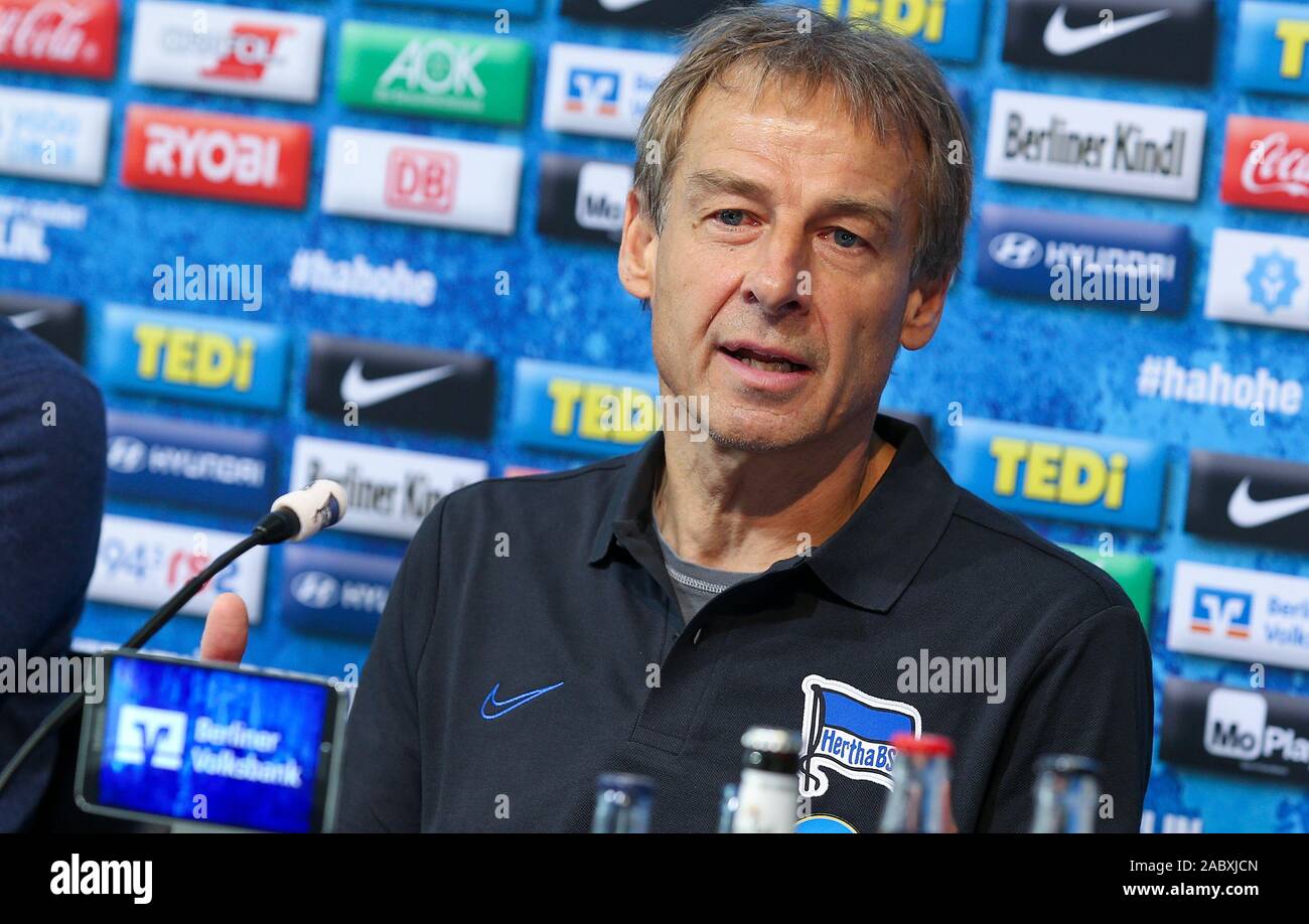 Berlin, Allemagne. 29 Nov, 2019. Jürgen Klinsmann, le nouvel entraîneur du Hertha BSC, prend la parole à la conférence de presse avant le match contre Borussia Dortmund. Crédit : Andreas Gora/dpa/Alamy Live News Banque D'Images