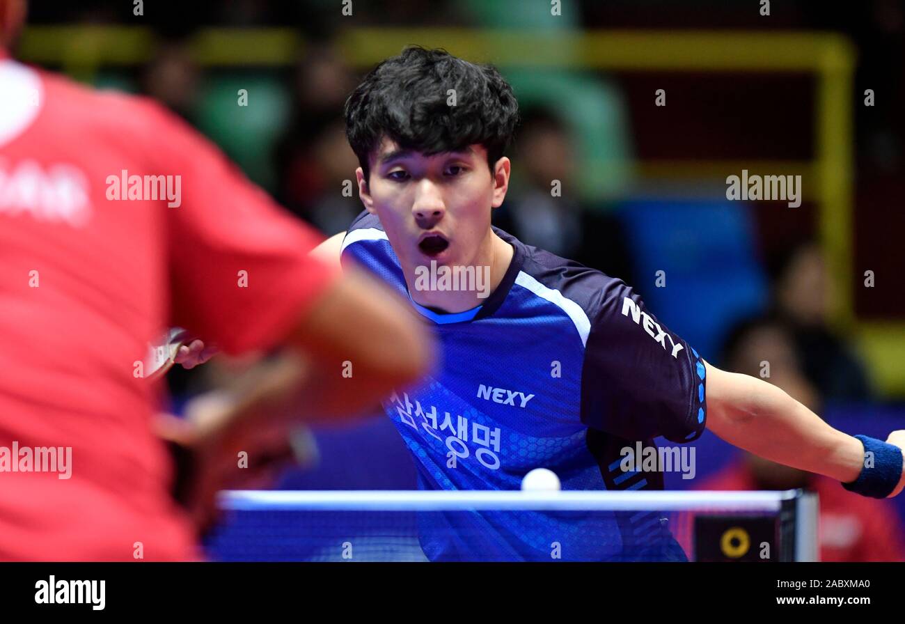 Lee Sang-su de Corée du Sud renvoie une tourné contre Jai Kanak de USA dans leur masculin match du groupe B au cours de l'ITTF 2019 Coupe du Monde à Chengd Banque D'Images