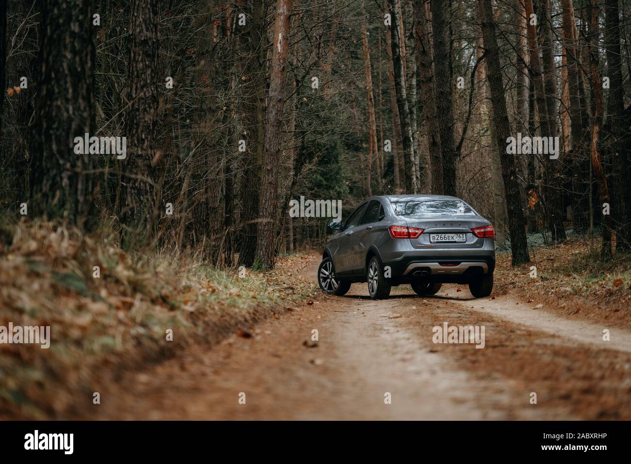 Minsk, Belarus - 21 novembre, 2019 : Lada Vesta AMT robot sur route de campagne n'automne paysages forestiers. Banque D'Images