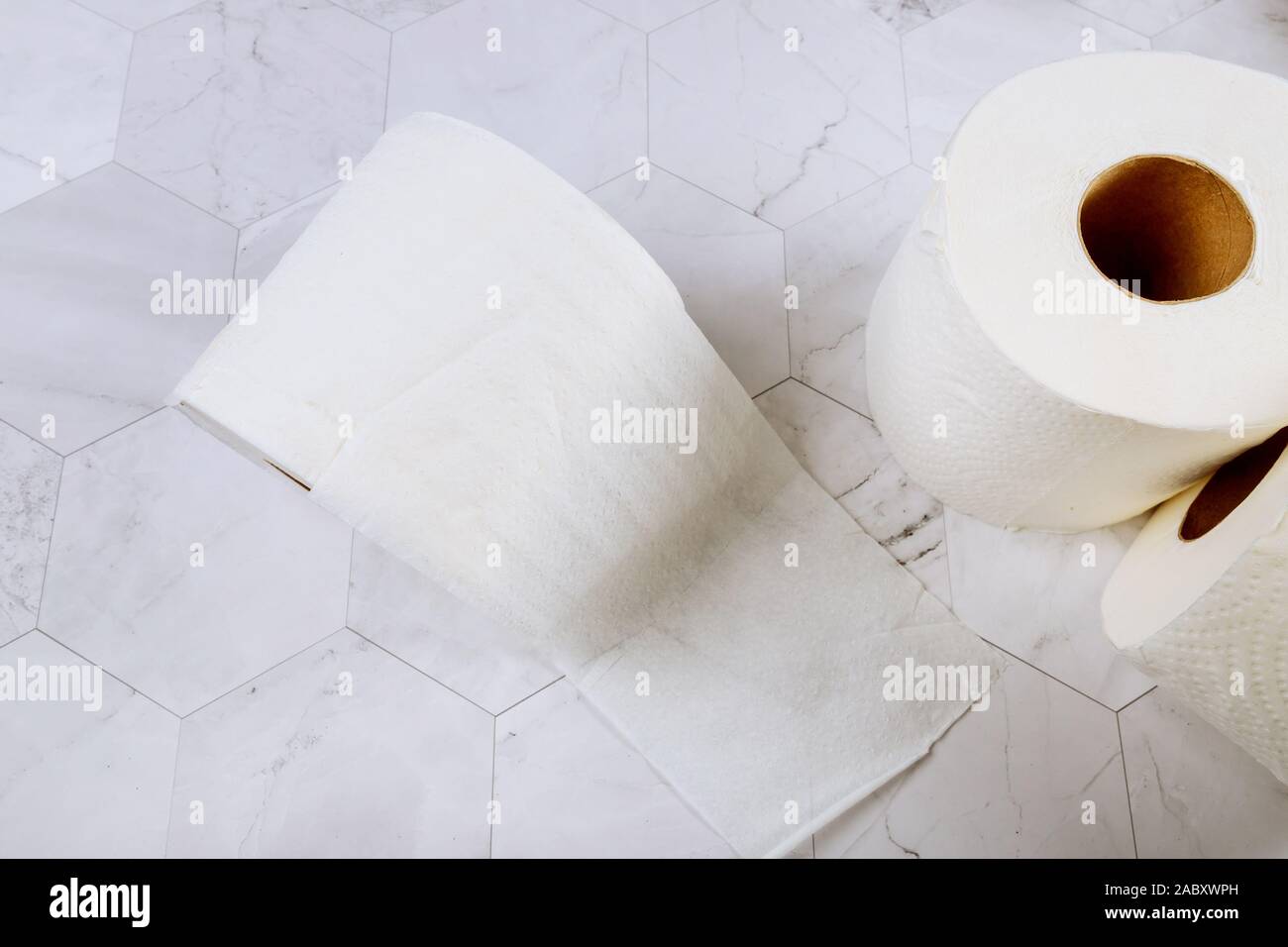 Rouleaux de papier hygiénique avec du carrelage blanc dans la salle de bains d'arrière-plan Banque D'Images