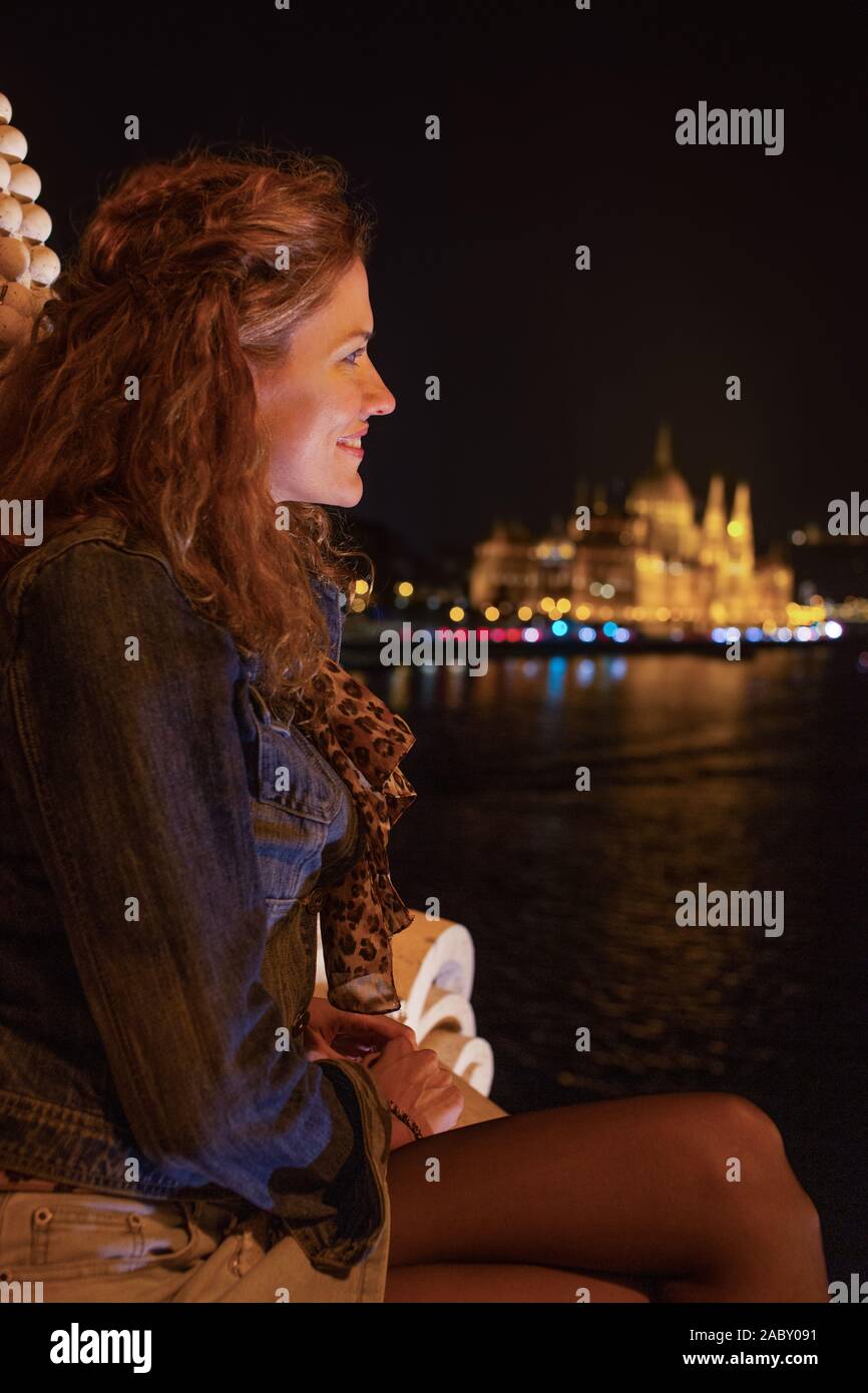 Jeune femme rousse demande à Budapest, Hongrie panorama de nuit Banque D'Images