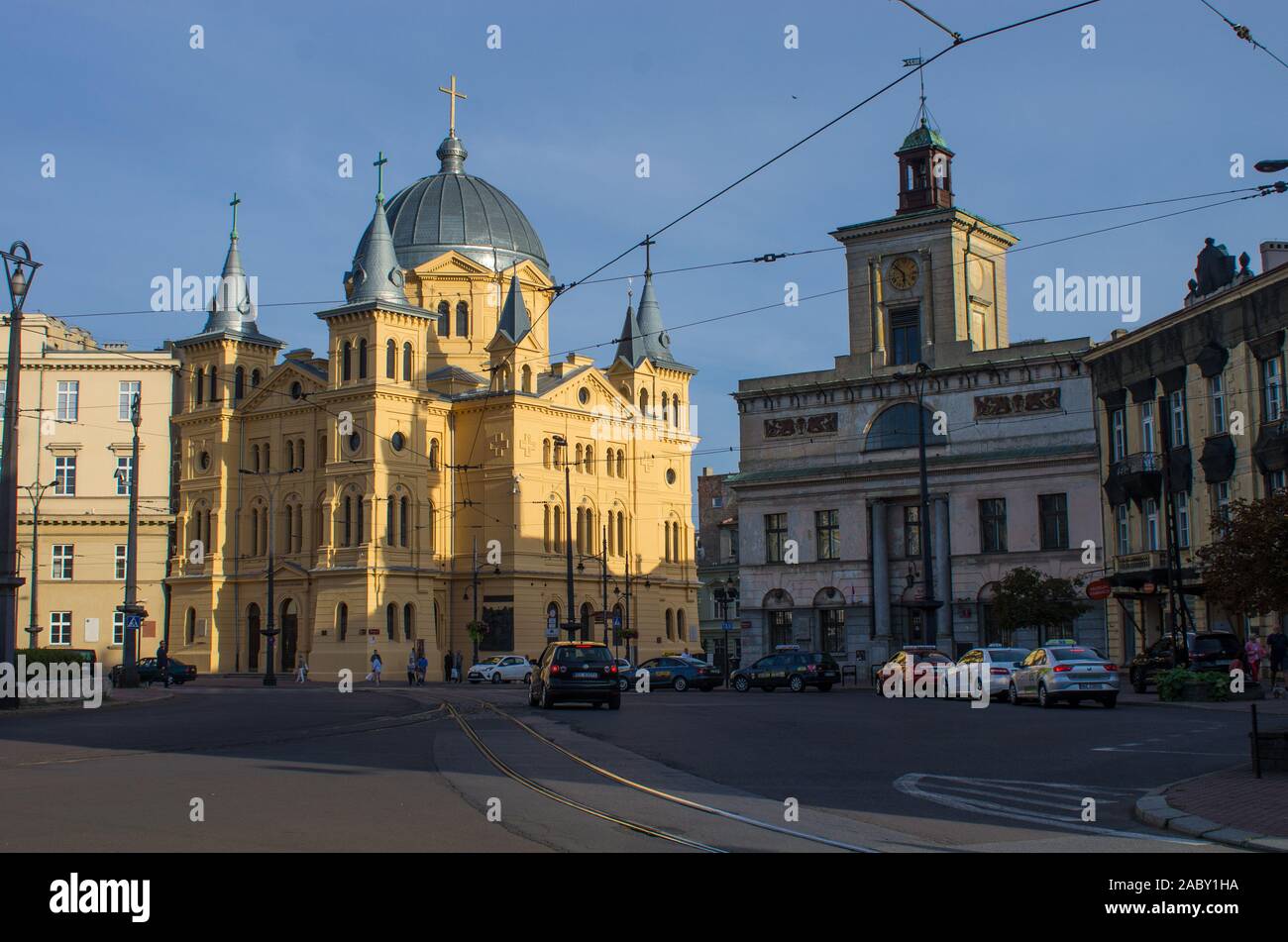 La Pentecôte de l'Église (2 rue Piotrkowska) et l'Hôtel de Ville de 1827 (1) Place Wolności, Łódź, Pologne Banque D'Images