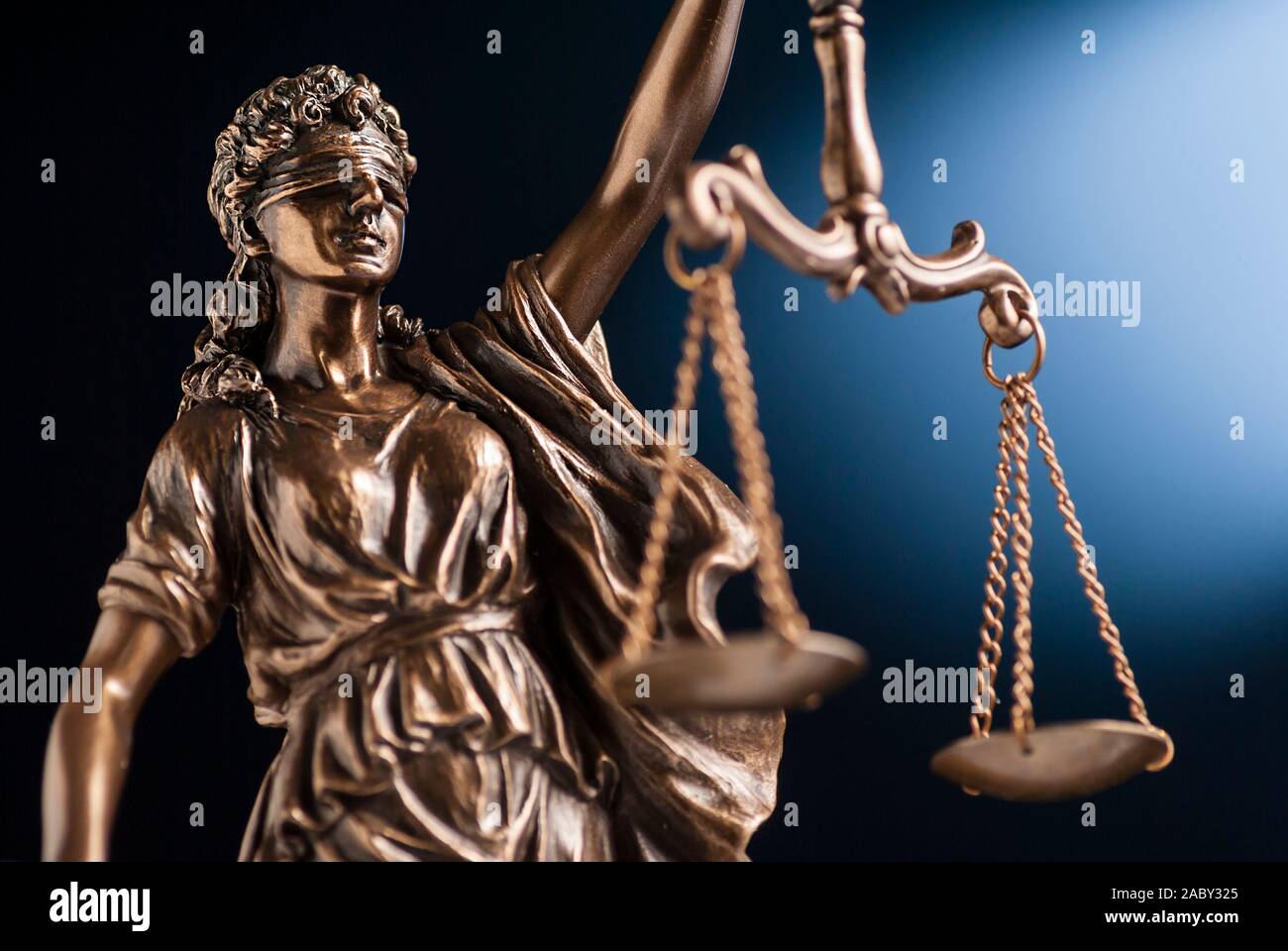 Statue en bronze de la Justice holding up scales Banque D'Images