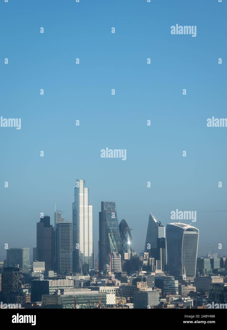 Vue générale de la ville de Londres, vue de Millbank Tower : montrant de droite à gauche le talkie walkie (20 Fenchurch Street) (à droite), le scalpel (52) Lime Street, le Gherkin (30 St Mary Axe), l'Cheesegrater (le Leadenhall Building), vingt-deux (22) La tour Bishopsgate et 100 Bishopsgate du quartier financier de la ville. Banque D'Images