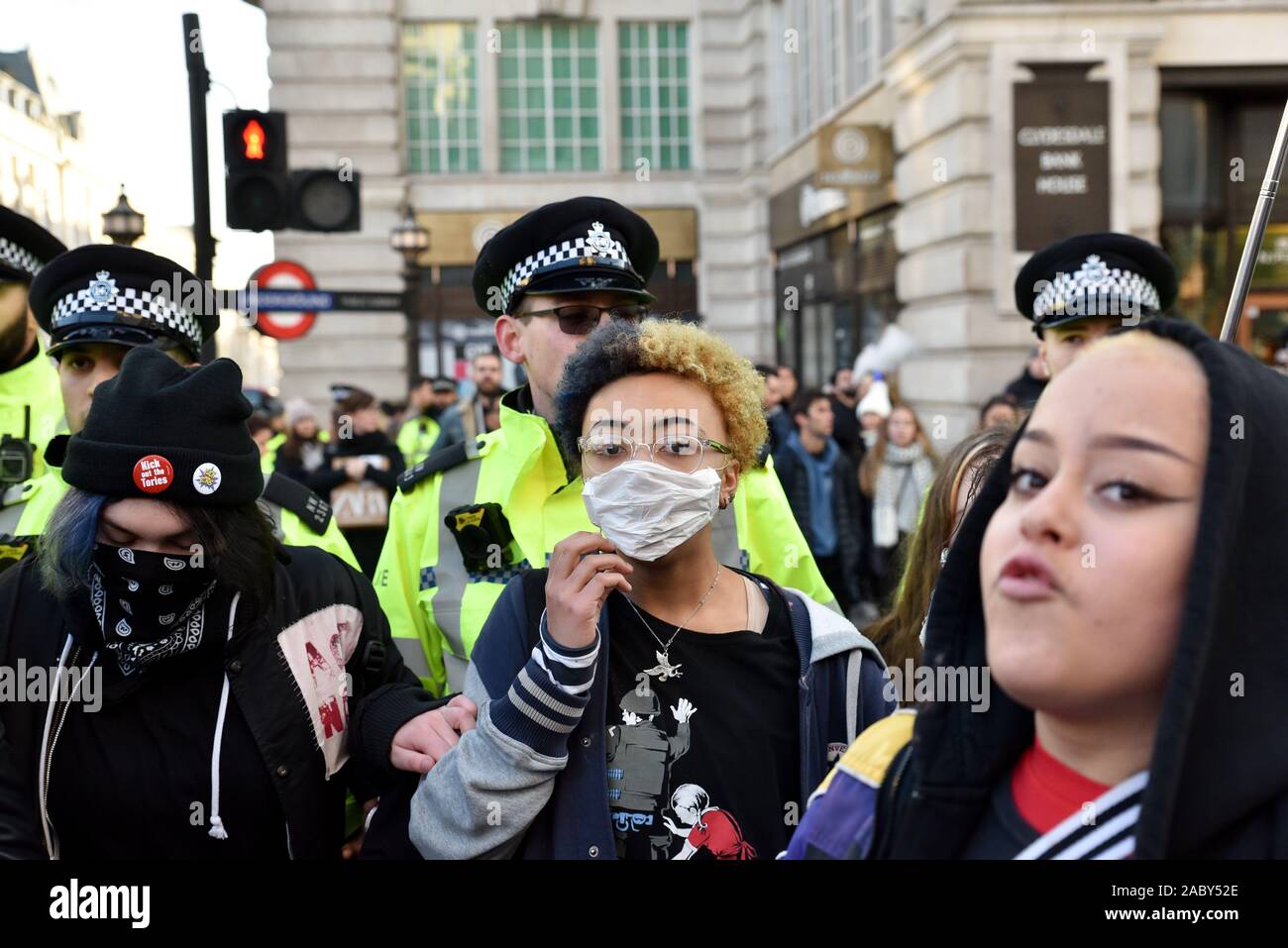 Piccadilly Circus, Londres, Royaume-Uni. 29 Nov, 2019. Yong et l'école les enfants prenant part à des manifestations climatiques 4 Grève à Londres. Crédit : Matthieu Chattle/Alamy Live News Banque D'Images