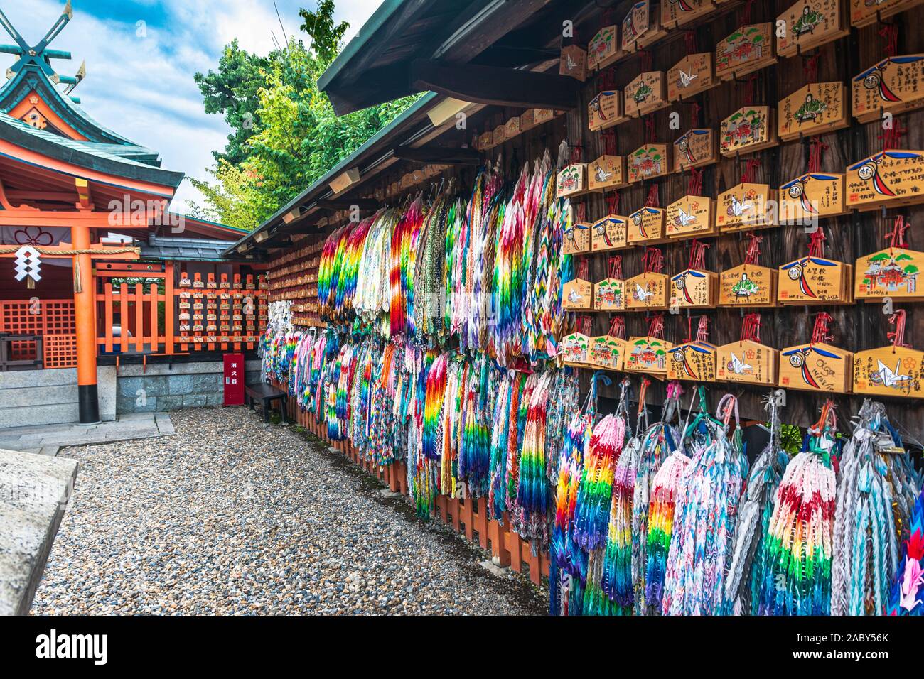 Fushimi ku Kyoto, Japon, Asie,- septembre 5, 2019 : l'Origami grues de papier et à l'ema Sanctuaire Fushimi Inari Banque D'Images