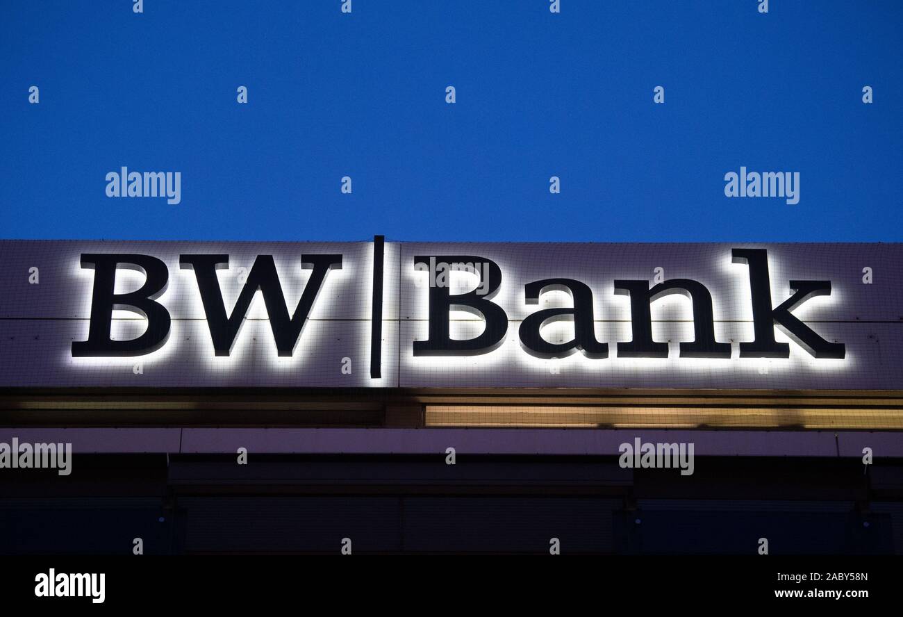 22 novembre 2019, Bade-Wurtemberg, Stuttgart : Le logo de la banque Bank (Baden-Württembergische BW-Bank) peut être vu sur une façade. Photo : Marijan Murat/dpa Banque D'Images