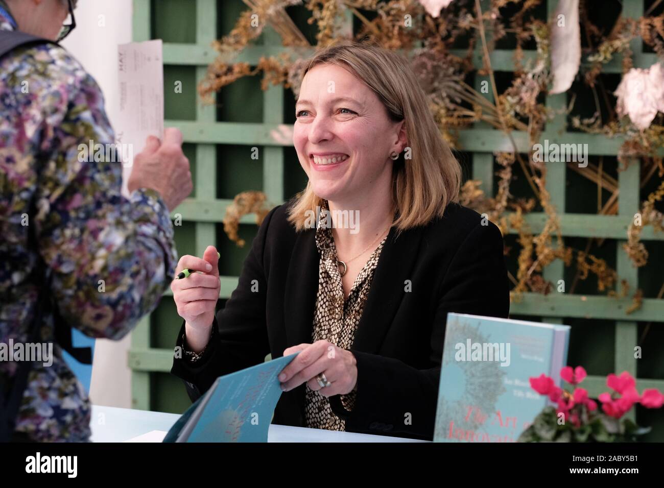 Hay Festival Week-end d'hiver, Hay-on-Wye, Powys, Wales, UK - Vendredi 29 Novembre 2019 - Dr Tilly Blyth, curateur principal au Musée des sciences de signer des copies de son livre l'Art de l'innovation - à partir de l'illumination de la matière sombre. Crédit : Steven Mai/Alamy Live News Banque D'Images