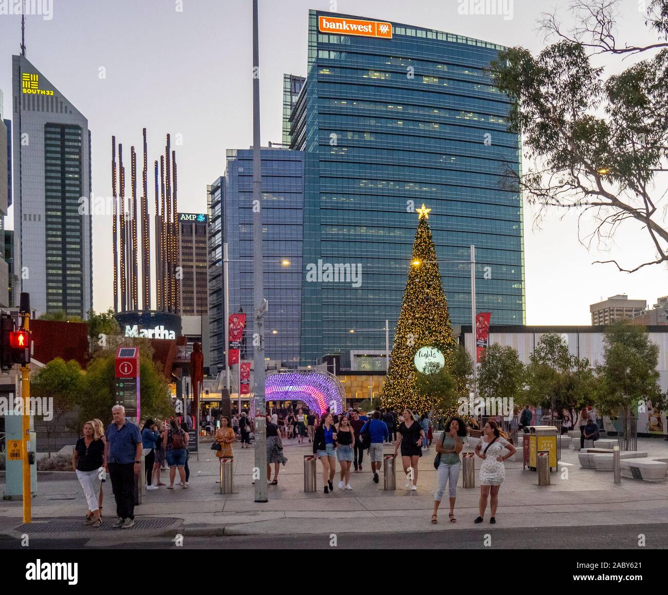 Les acheteurs de Noël et arbre de Noël dans l'ouest de l'Australie Perth Yagan Square. Banque D'Images