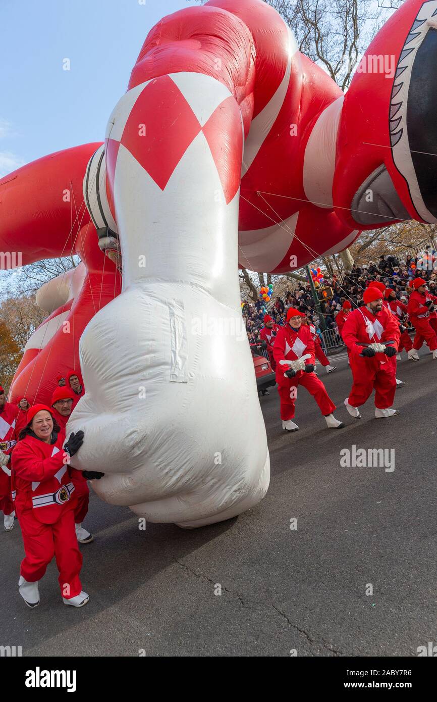 Événements bataille pour garder Mighty Morphin Power Rangers Rangers rouge  bas ballon géant à cause de forts vents au 93e rapport annuel de Macy's  Thanksgiving Day Parade seul Central Park West (photo