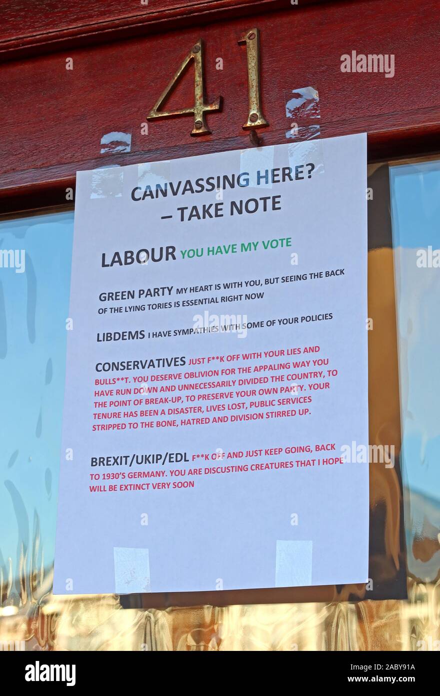 Veuillez prendre note des solliciteurs - Note aux candidats à l'élection générale imprimée,remarque sur porte avant,urbain,logement,Travail,vert,Parti conservateur Brexit,LD Banque D'Images