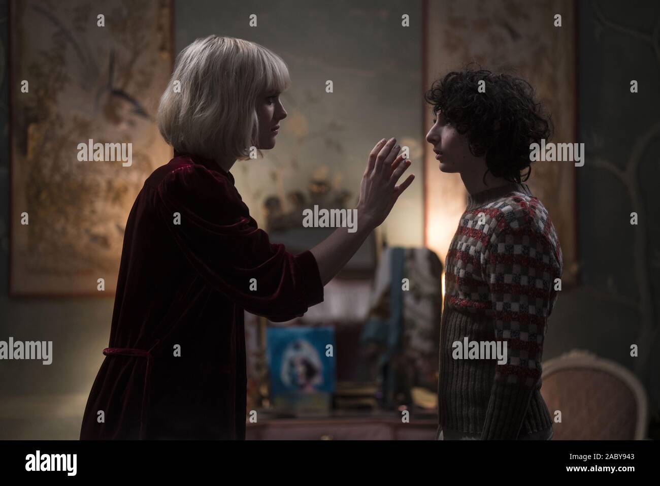 FINN WOLFHARD et MACKENZIE DAVIS DANS LE TOURNANT (2020), réalisé par Floria Sigismondi. Credit : VERTIGO ENTERTAINMENT / Album Banque D'Images