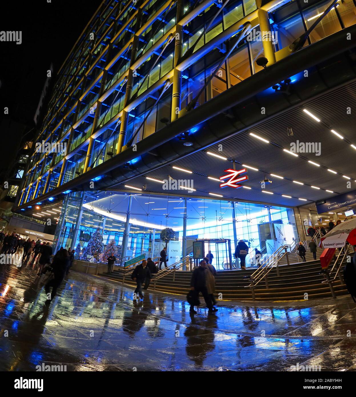 Gare de London Cannon Street, Cannon Street, Londres, Angleterre, Royaume-Uni, EC4N 6AP, entrée surpeuplée la nuit Banque D'Images