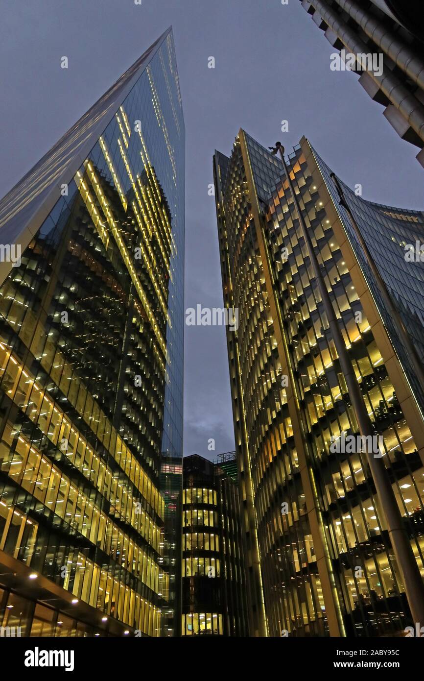 Ville de Londres, quartier financier, bureaux et gratte-ciels au crépuscule, vue Skyward, Bishopsgate, Londres, Sud-est, Angleterre, Royaume-Uni, E1 8DX Banque D'Images