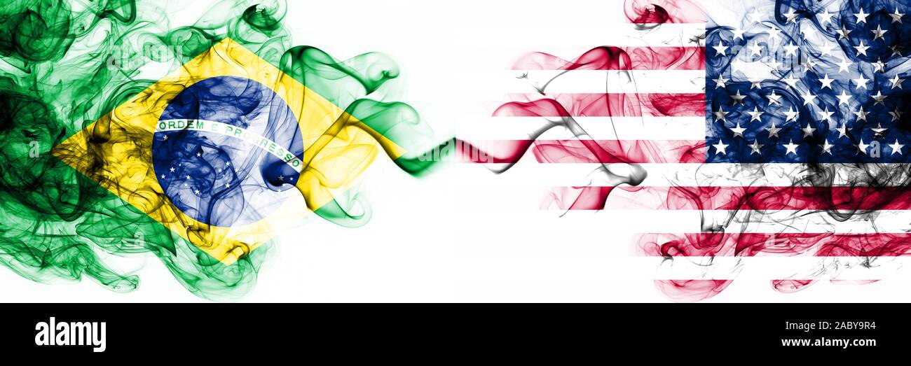 Brésil, brésilien contre les Etats Unis d'Amérique, American, USA smoky mystic drapeaux placés côte à côte. Couleur de fumée épaisse et soyeuse résumé drapeaux combinat Banque D'Images