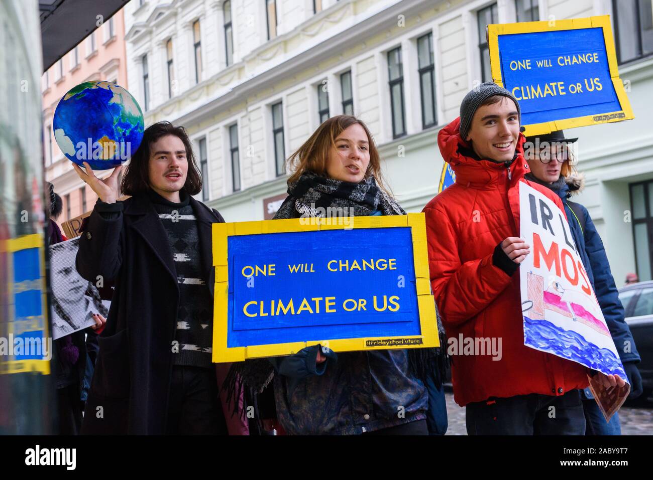 RIGA, Lettonie. 29 Nov, 2019. 4e grève du climat mondial et noir de protestation Vendredi à Riga, Lettonie. Credit : Gints Ivuskans/Alamy Live News Banque D'Images