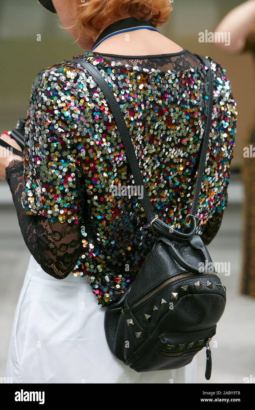 MILAN, ITALIE - 19 septembre 2019 : Femme avec sequin shirt coloré et noir sac à dos avant d'Emporio Armani fashion show, Milan Fashion Week Banque D'Images