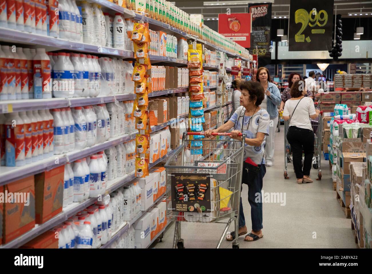 Sao Paulo, Brésil. 29 Nov 2019. SÃO PAULO, SP - 29.11.2019 : inflation DEVE HAUT EM 2020 - mouvement du client dans un supermarché dans le sud de São Paulo le vendredi après-midi (29). Dollar élevé, plus cher la viande et les événements météorologiques qui influent sur les tarifs de l'électricité devrait augmenter l'inflation. (Photo : Bruno Rocha/Fotoarena) Crédit : Foto Arena LTDA/Alamy Live News Banque D'Images