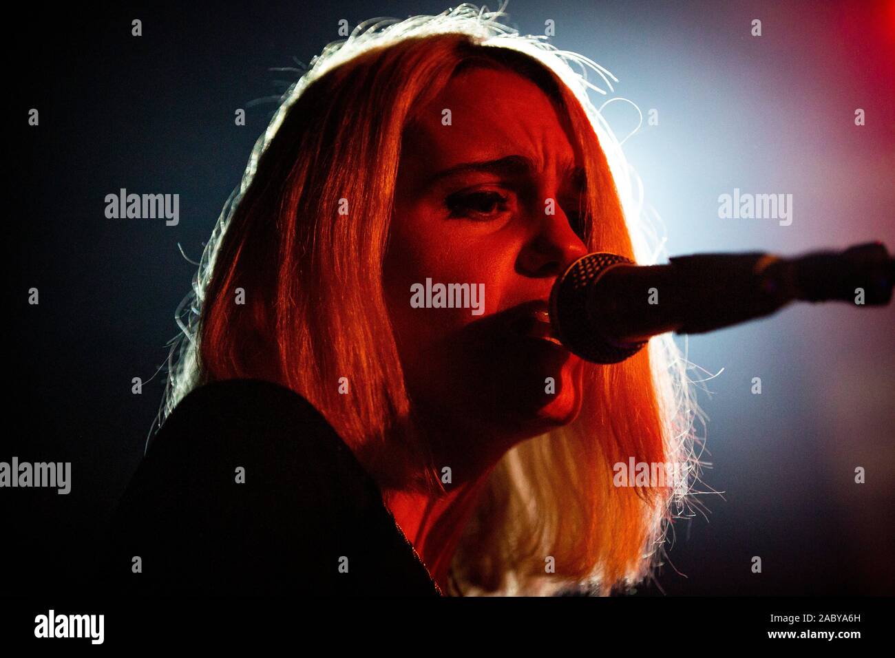 Elle Kickheffer de Jenni a attiré l'arme Band effectue sur scène au Hard Club à Porto. Banque D'Images