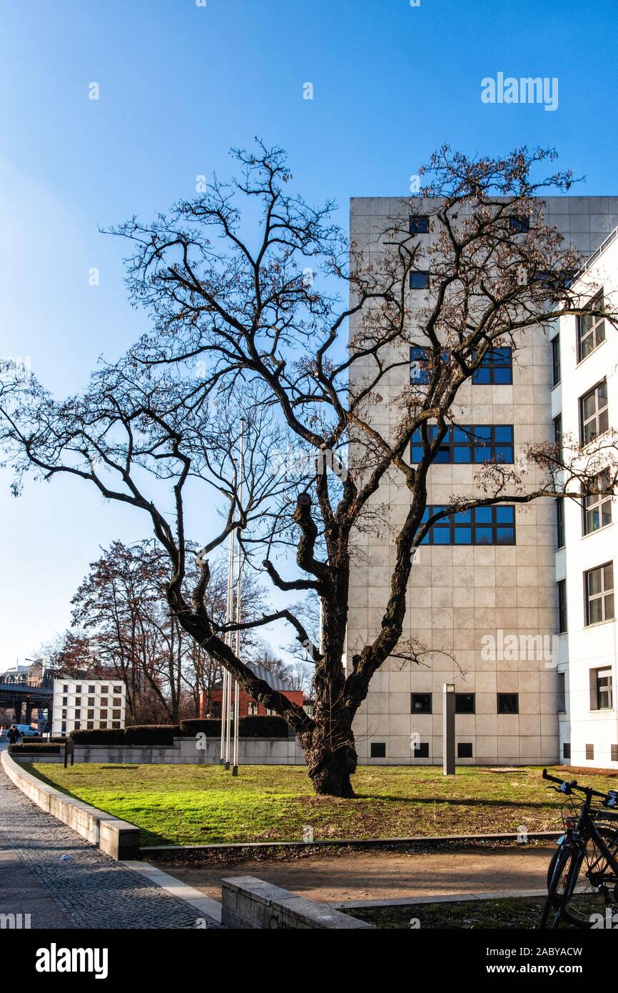 Kreuzberg, Berlin Hallesches Ufer 62. Nouveau bâtiment du tribunal de district de cubes de 1994 par l'architecte Oswald Mathias Ungers Banque D'Images