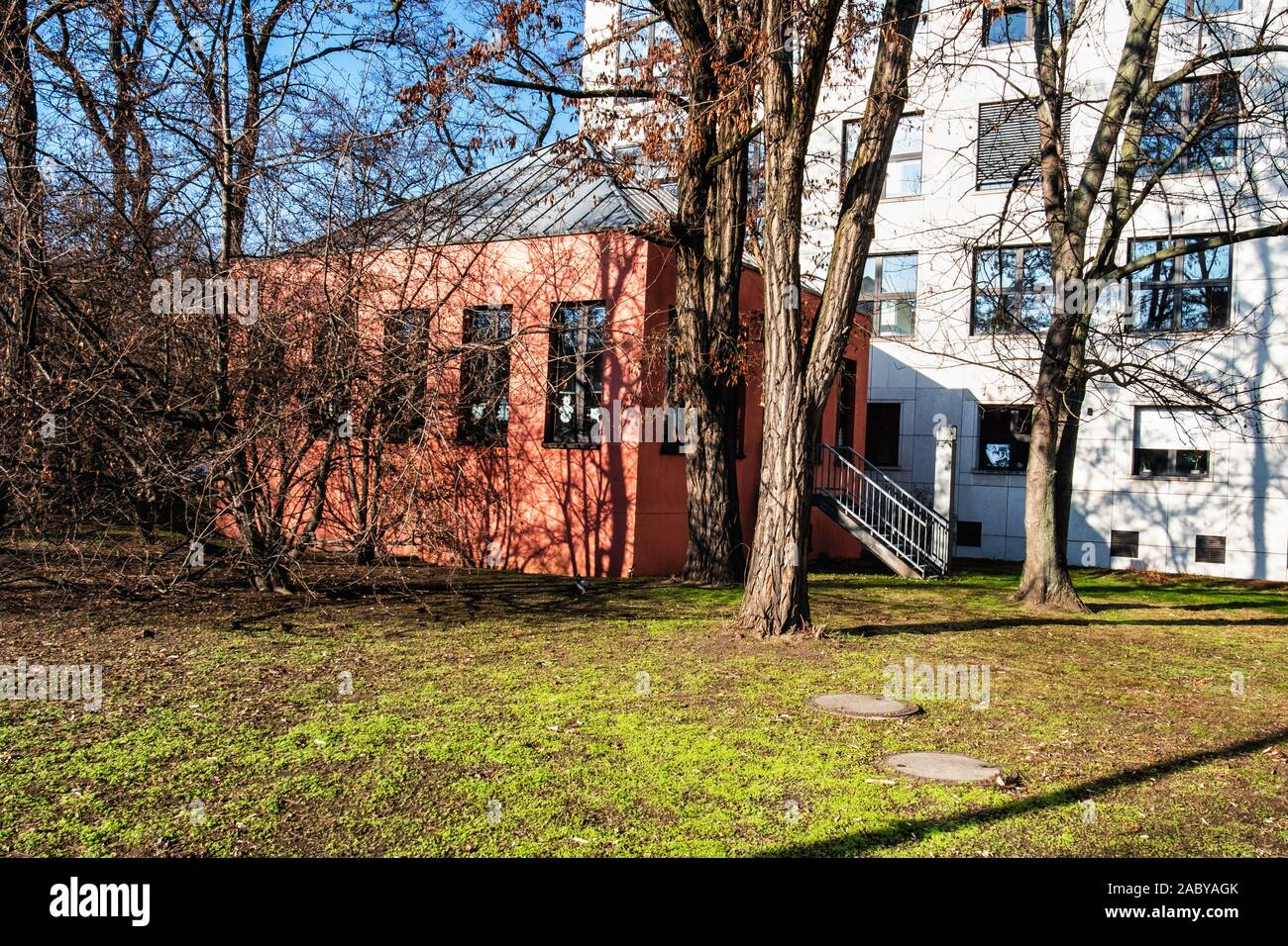 Kreuzberg, Berlin Hallesches Ufer 62. Nouveau bâtiment du tribunal de district de cubes de 1994 par l'architecte Oswald Mathias Ungers Banque D'Images