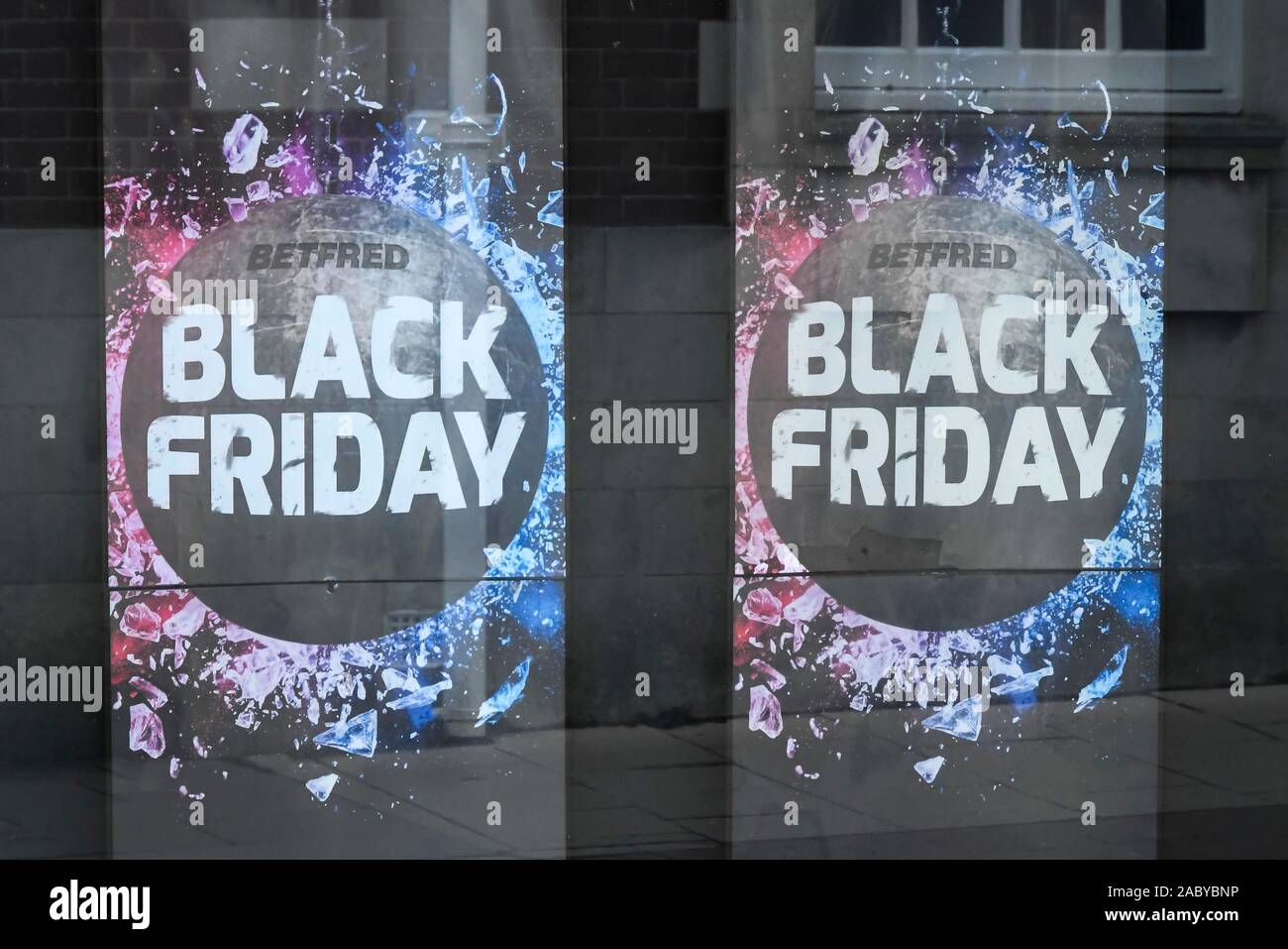 Dorchester, Dorset, UK. 29 novembre 2019. Le vendredi noir des affiches dans paris BETFRED vitrine dans Dorchester, dans le Dorset. Crédit photo : Graham Hunt/Alamy Live News Banque D'Images