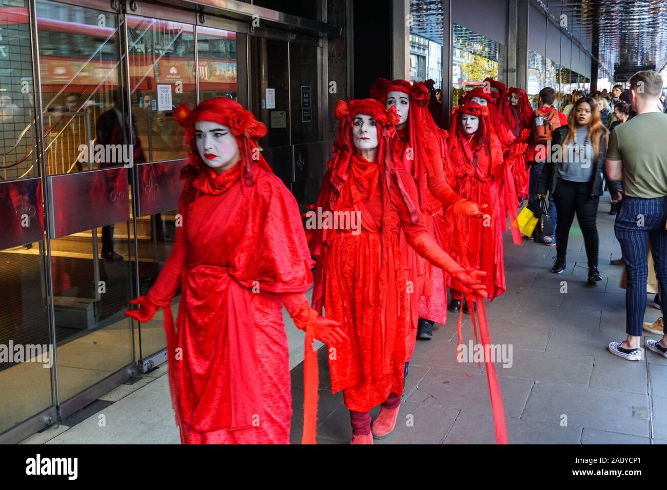 La Brigade rouge de la rébellion d'extinction protestant le Black Friday à Oxford Street à Londres, Angleterre, Royaume-Uni, Royaume-Uni Banque D'Images
