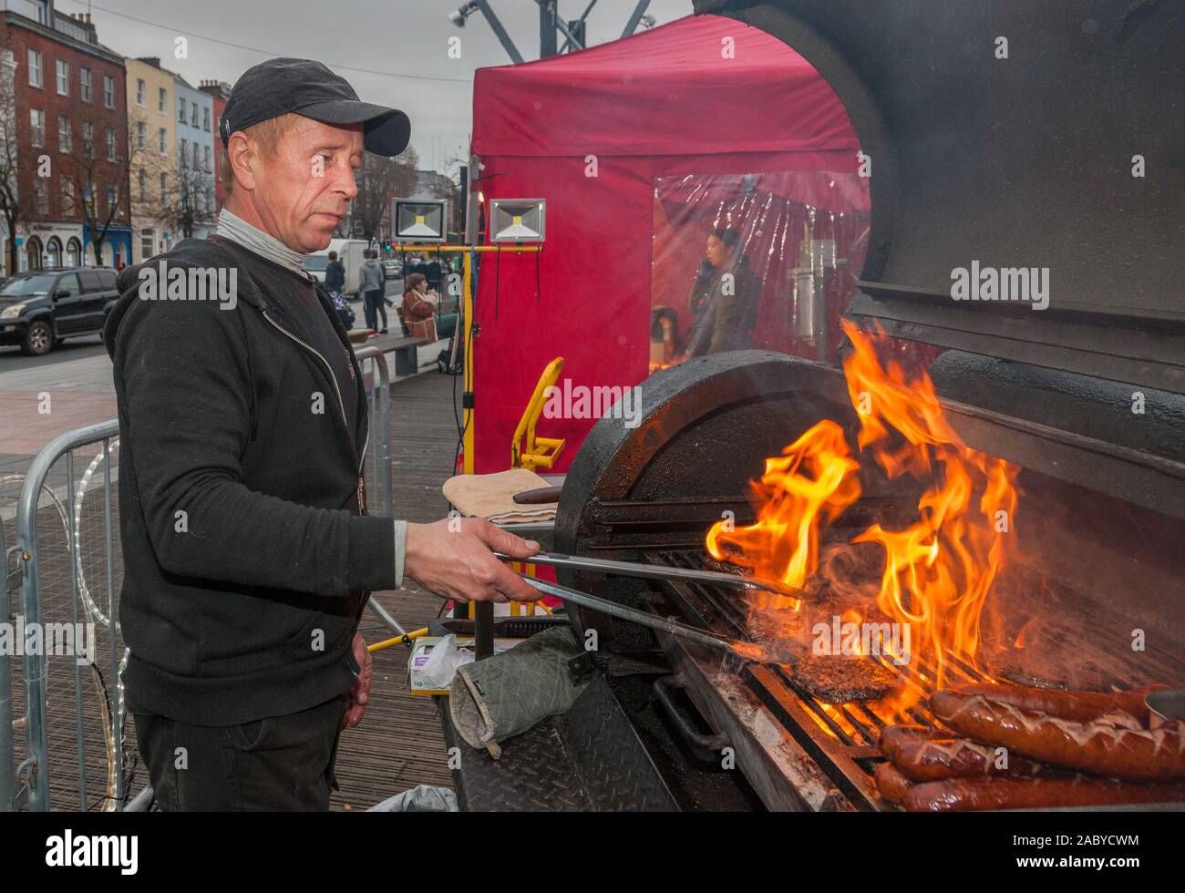 La ville de Cork, Cork, Irlande. 29 novembre, 2019. Tadeusk Mielnicki de Blarney, la cuisson des hamburgers sur le BBQ à son échoppe le jour de l'ouverture de l'Assemblée Glow Festival sur le Grand Parade. GLOW, une célébration de Noël de Liège qui se déroulera tous les week-end dans l'accumulation jusqu'à Noël. Organisé par le Conseil de la ville de Cork festival a été suivi par plus de 160 000 personnes en 2019.- Crédit ; David Creedon / Alamy Live News Banque D'Images