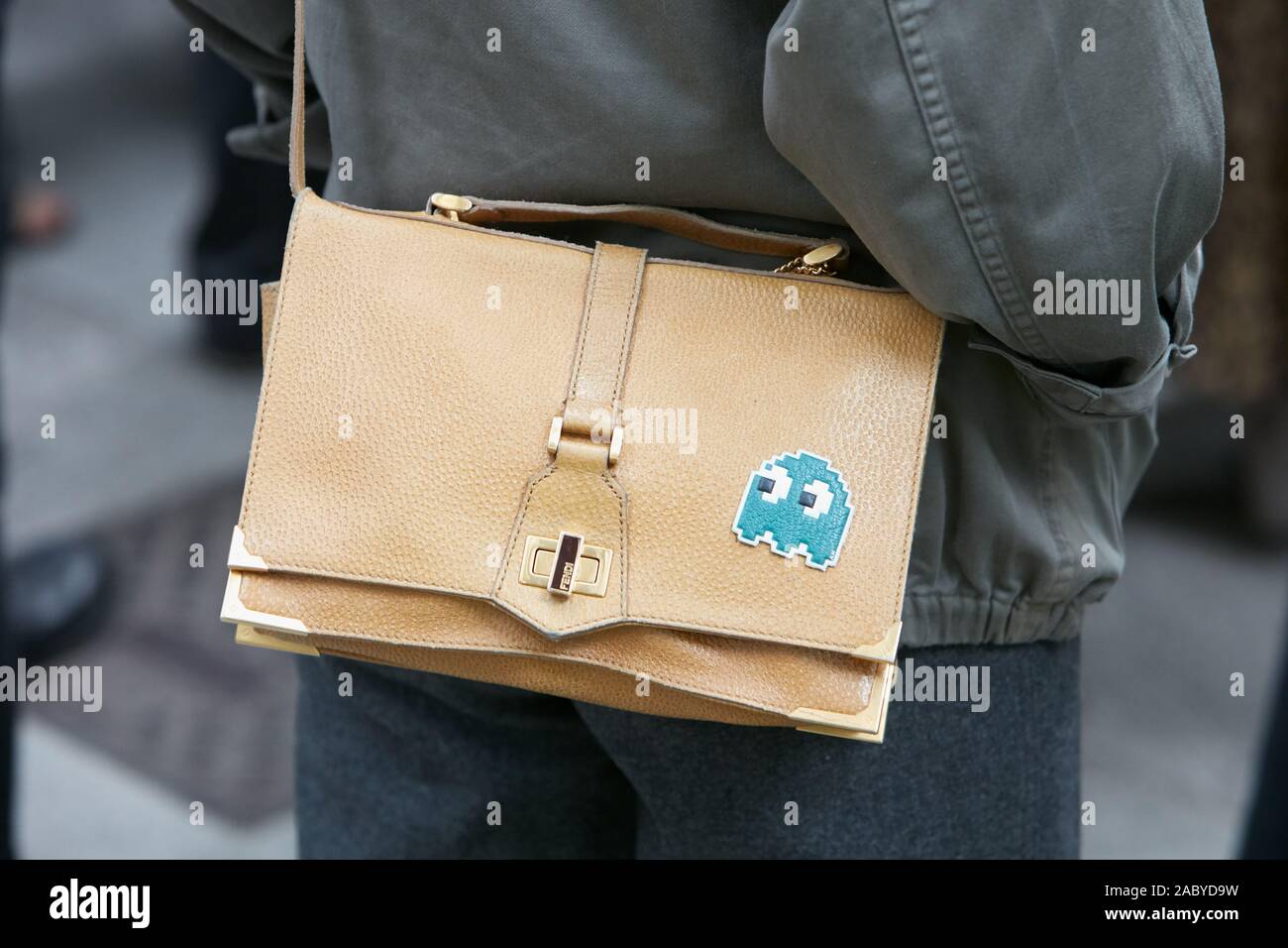 MILAN, ITALIE - 19 septembre 2019 : Femme avec sac Fendi en cuir beige avec  Pac Man caractère avant Emporio Armani fashion show, Milan Fashion Week st  Photo Stock - Alamy