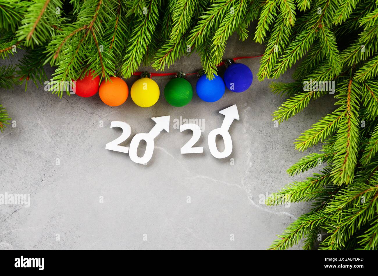 Nouvel An voeux ou carte de Noël pour 2020 montrant deux hommes Mars symboles avec des brindilles de sapin sur fond de pierre Banque D'Images