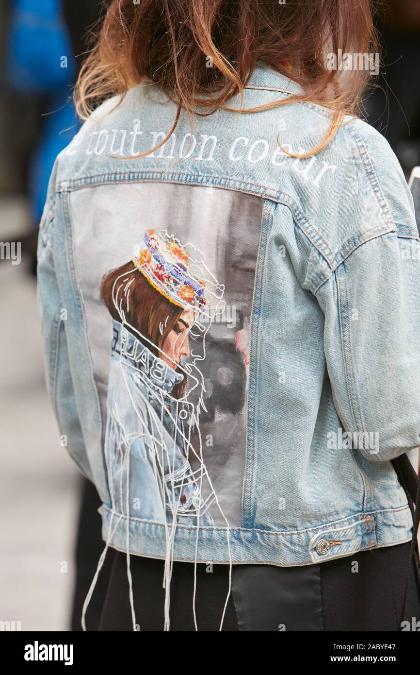 MILAN, ITALIE - 19 septembre 2019 : Femme avec veste en jean bleu avec  design femme sur le dos avant d'Emporio Armani fashion show, Milan Fashion  Week stree Photo Stock - Alamy