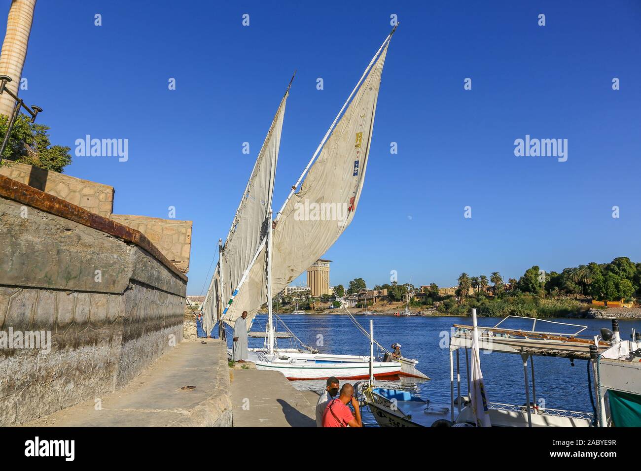 Bateaux à voile en bois appelée felouques sur les rives du Nil à Assouan, Egypte, Afrique du Sud Banque D'Images