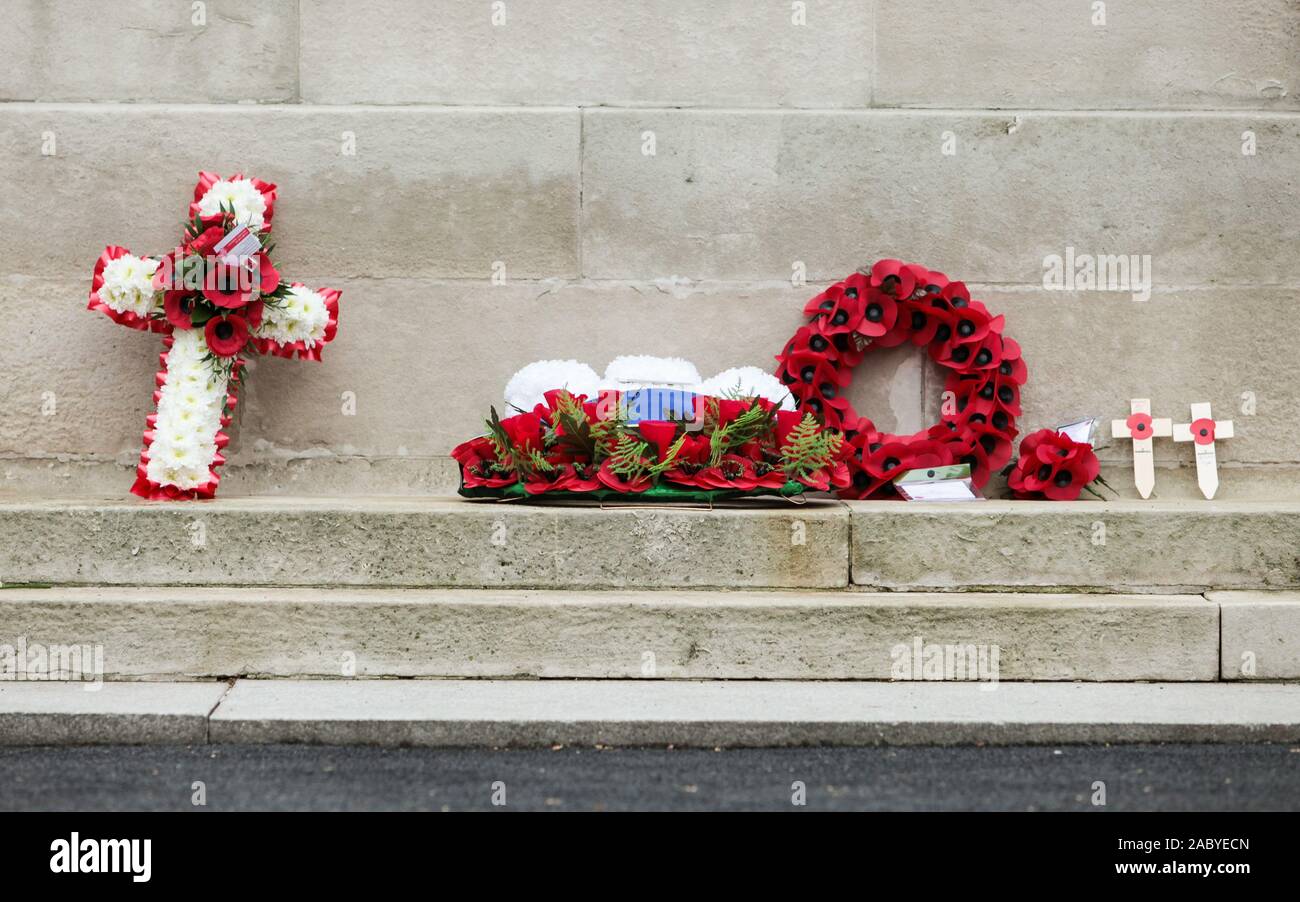 Cénotaphe : Jour du souvenir des couronnes. Détail plein cadre de couronnes et les messages du souvenir en hommage à ceux qui ont perdu leur vie dans l'exercice de leurs fonctions. Banque D'Images