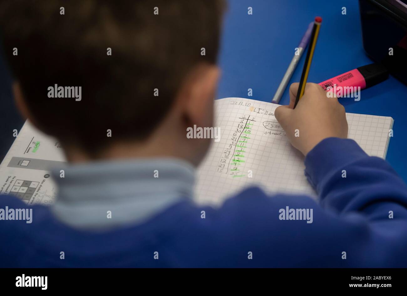 Un enfant au cours d'une année de classe 5 dans une école primaire dans le Yorkshire. PA Photo. Photo date : mercredi 27 novembre, 2019. Crédit photo doit se lire : Danny Lawson/PA Wire Banque D'Images