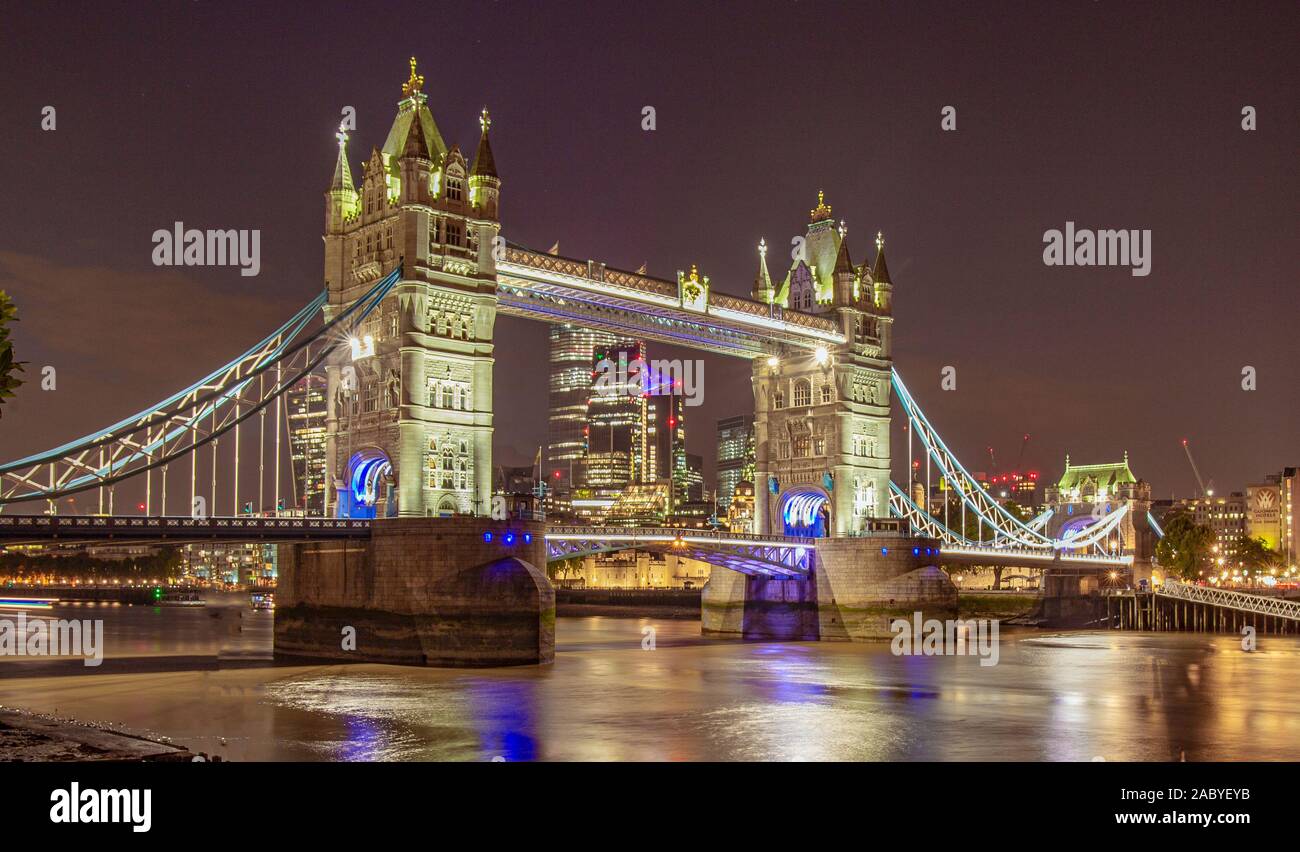 Tower Bridge de nuit allumé Banque D'Images