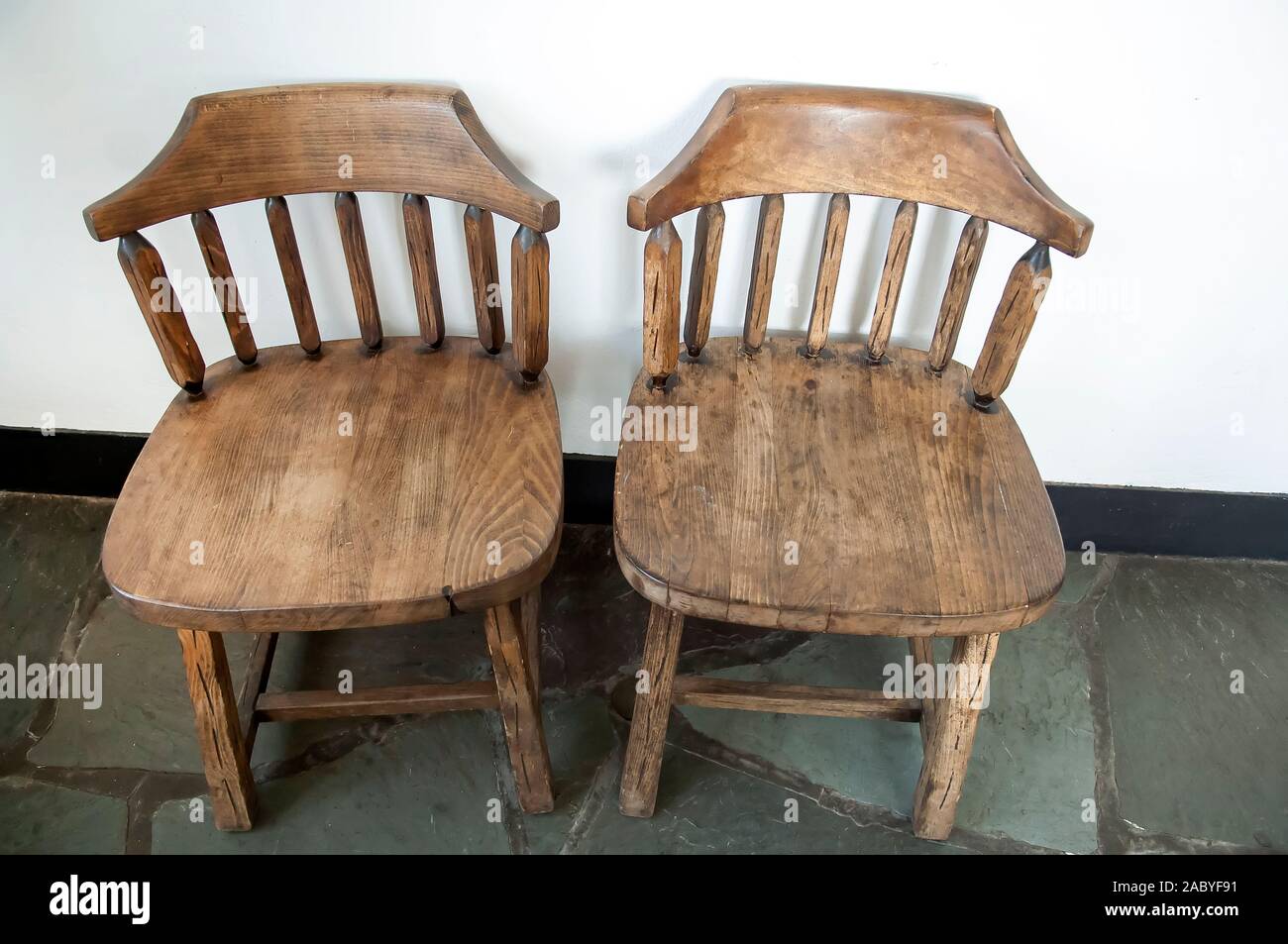 Ancienne en bois antique, vintage de chaises Photo Stock - Alamy