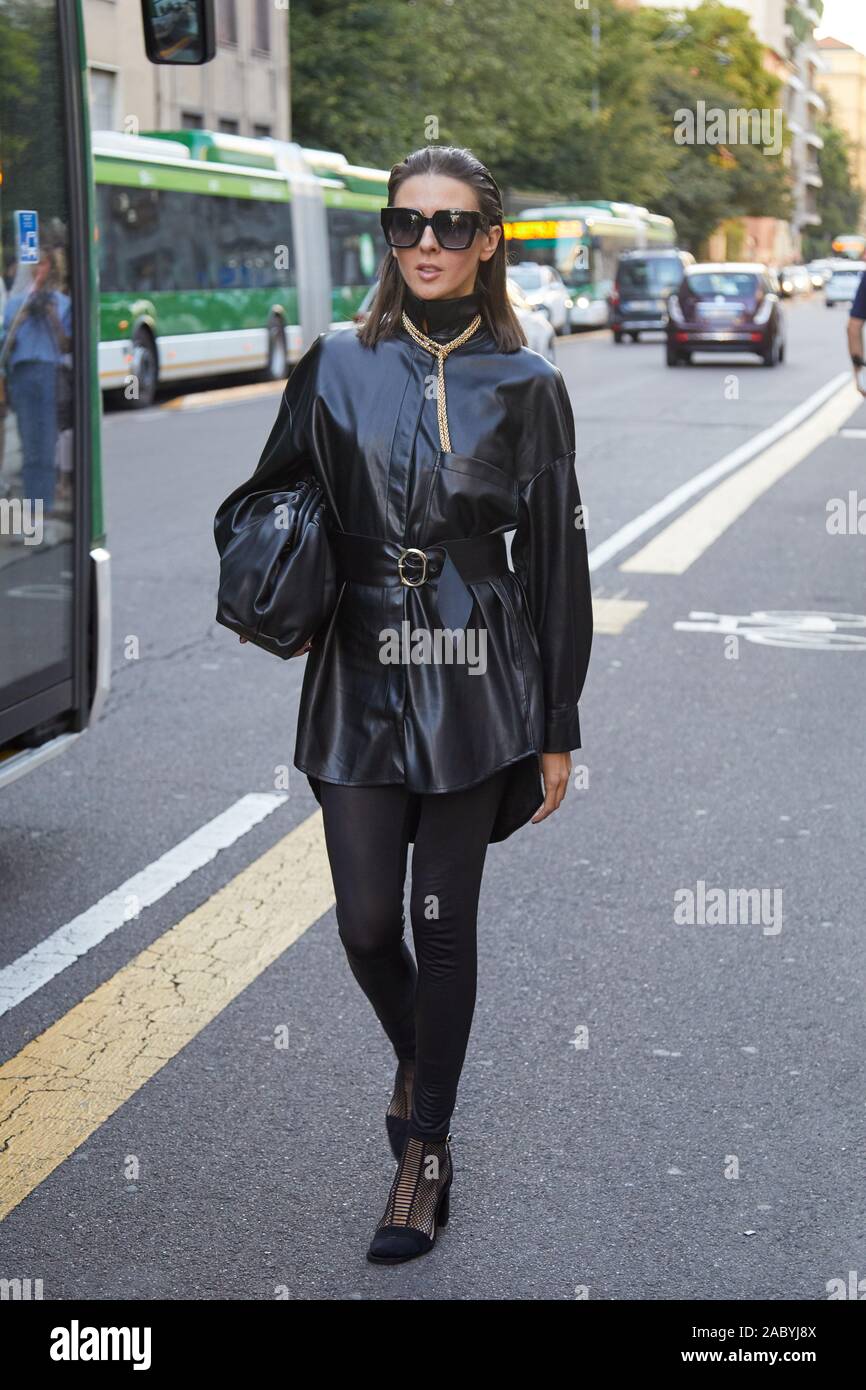 MILAN, ITALIE - 19 septembre 2019 : Femme avec veste en cuir noire et des  lunettes avant de Bottega Veneta fashion show, Milan Fashion Week street  style Photo Stock - Alamy