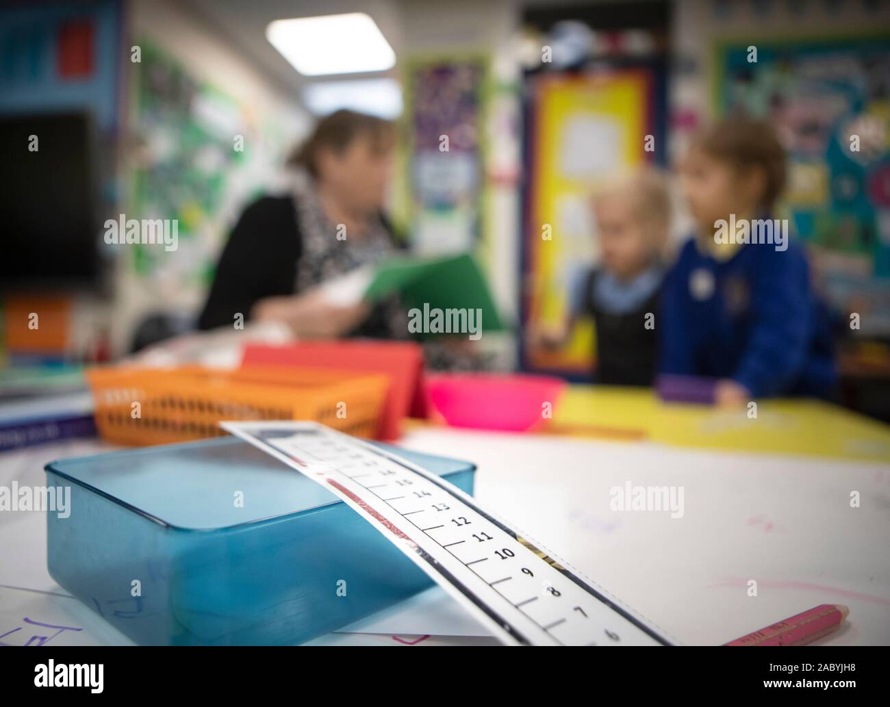 Les enfants de l'école au cours de l'un des premiers ans Foundation Stage (EYFS) classe dans une école primaire dans le Yorkshire. PA Photo. Photo date : mercredi 27 novembre, 2019. Crédit photo doit se lire : Danny Lawson/PA Wire Banque D'Images