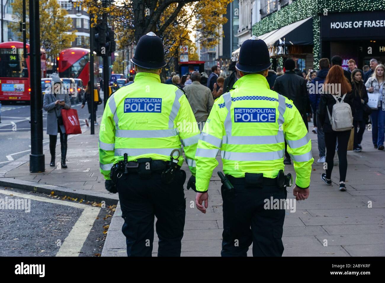 Patrouille de police sur Oxford Street à Londres, Angleterre Royaume-Uni Banque D'Images